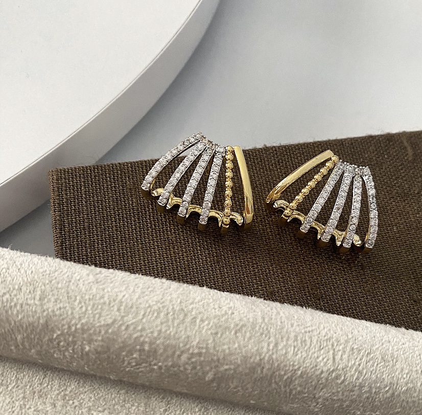 Çoklu Taşlı Küpe